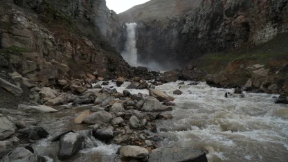 Muş'ta şelaleler daha coşkulu akmaya başladı