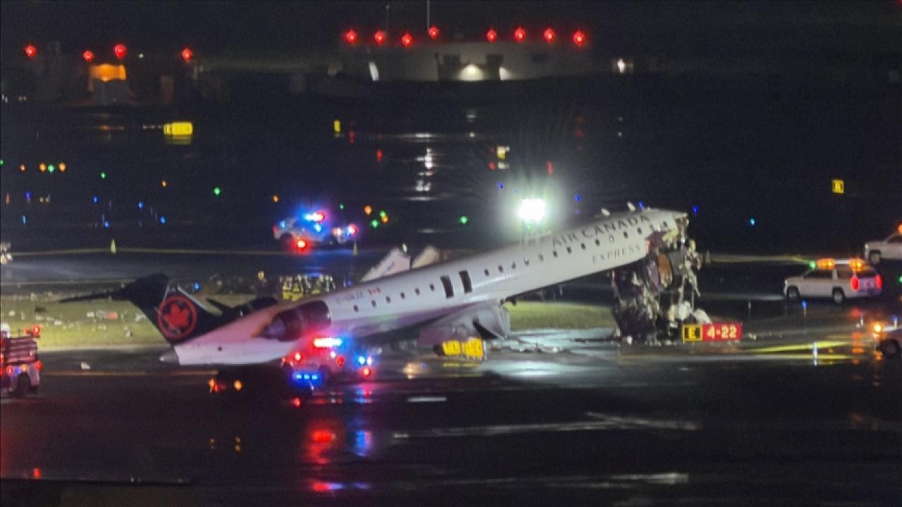 New York'ta uçak kazası: Pistte itfaiye aracıyla çarpıştı