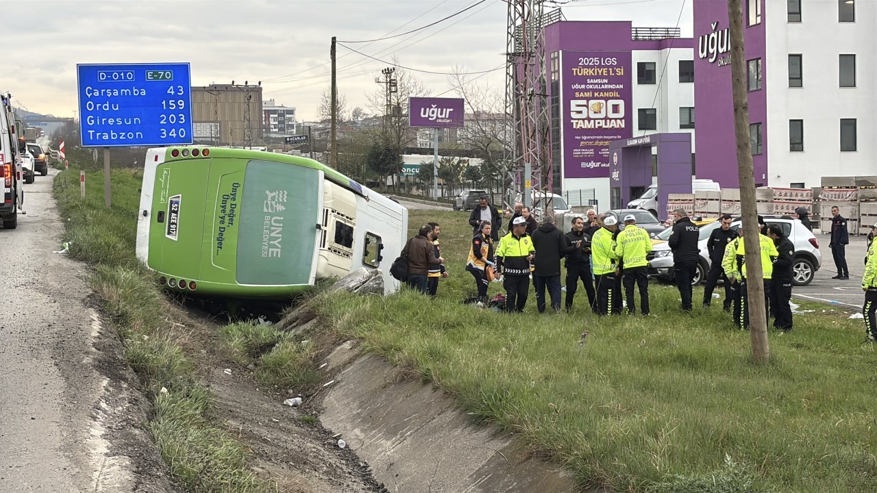 Samsun'da öğrencilerin bulunduğu midibüsün devrilmesi sonucu 11 kişi yaralandı