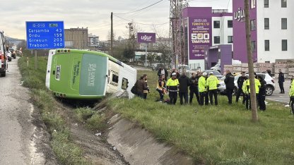 Samsun'da öğrencilerin bulunduğu midibüsün devrilmesi sonucu 11 kişi yaralandı