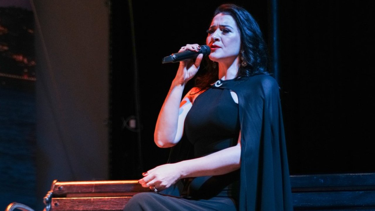 Sanatçı Ezgi Köker, yeni albümü "İstanbul Şarkıcısı" ile müzikseverlerle buluştu