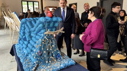 Sinop'ta öğrenciler sahil atıklarından yaptıkları çalışmalarla "temiz deniz" mesajı verdi