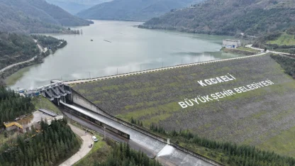 Tam doluluk seviyesine ulaşan Yuvacık Barajı'ndan salınan su Sapanca Gölü'ne aktarılıyor