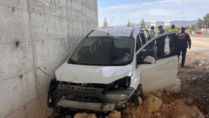 Tokat'ta beton duvara çarpan hafif ticari araçtaki 5 kişi yaralandı
