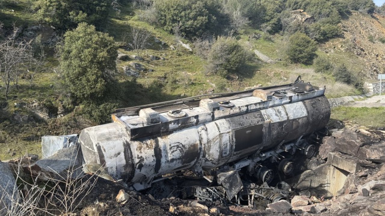 Uşak'ta devrildikten sonra alev alan akaryakıt tankerinin sürücüsü öldü