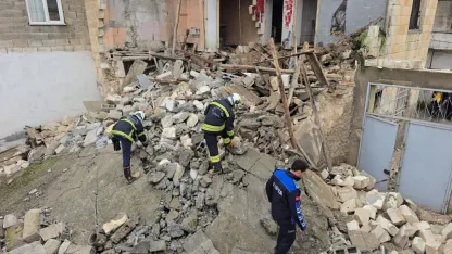Gaziantep Nizip'te çöken metruk evin yanındaki binadan 2 kişi kurtarıldı