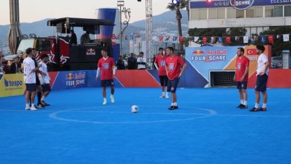 İzmir'de sokak futboluna büyük ilgi