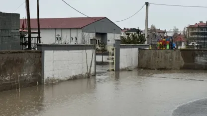 Hakkari’de sağanak alarmı: Kentte hayat durma noktasına geldi