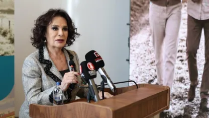 Hülya Koçyiğit ve Ediz Hun, yaşlılar için Kütahya'da