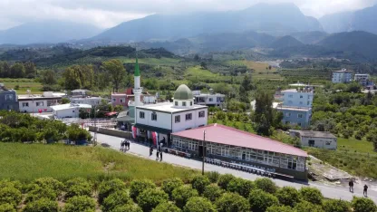 Hatay’da depremde yıkılan caminin yerine yeni bir cami inşa edildi.