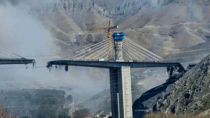 AA ekibi ABD'nin hava saldırılarında vurduğu İran'ın Kerec kentindeki B1 Köprüsü'nde oluşan yıkımı görüntüledi