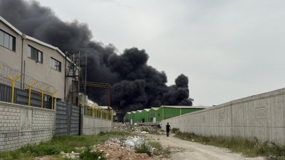 Adana'da geri dönüşüm tesisinde çıkan yangına müdahale ediliyor