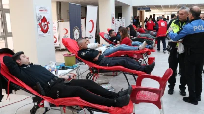 Adana'da polisler, Türk Kızılaya kan ve kök hücre bağışı yaptı