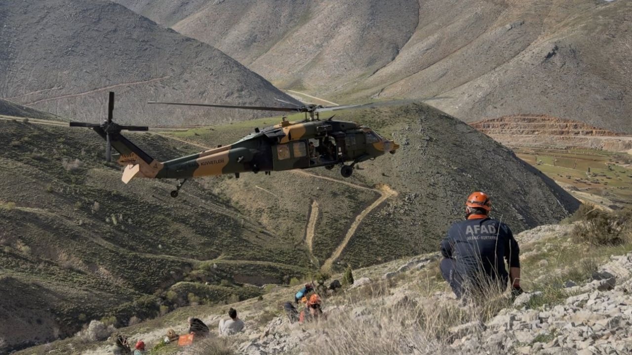 Adıyaman Çelikhan'da bir kişi dağda mahsur kaldı askeri helikopterle kurtarıldı