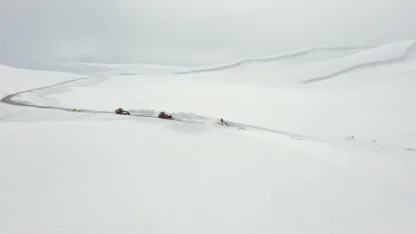 Ağrı'da ekipler nisan ortasında yoğun karla mücadele çalışması yürütüyor