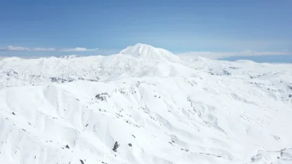 Ağrı'daki dağların karla kaplı dorukları görsel şölen sunuyor