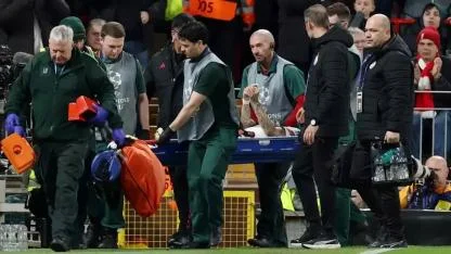 Anfield’da Görülmemiş Sakatlık: PSG’li Yıldız Mikrofon Standına Çarparak Maçı Yarım Bıraktı!