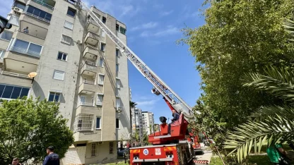 Antalya'da bir apartmanın teras katında çıkan yangın söndürüldü