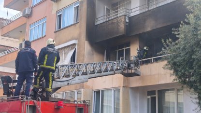 Antalya'da itfaiye ekipleri yangında baygın buldukları kediyi kalp masajıyla hayata döndürdü