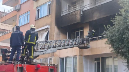 Antalya'da itfaiye ekipleri yangında baygın buldukları kediyi kalp masajıyla hayata döndürdü