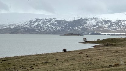 Ardahan'da Aktaş Gölü'nün yüzeyini kaplayan buzlar eridi