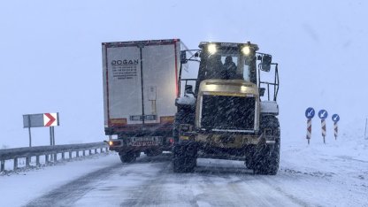 Ardahan'da kar yağışı bazı yollarda ulaşımı aksatıyor