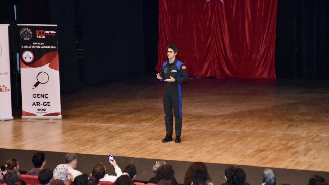 Astronot Tuva Cihangir Atasever, Antalya'da öğrencilerle buluştu