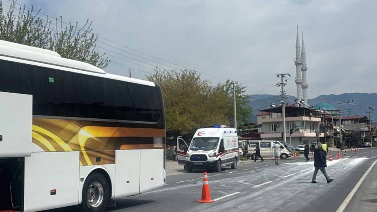 Aydın'da yolcu otobüsü ile minibüsün çarpıştığı kazada 1 kişi öldü, 3 kişi yaralandı