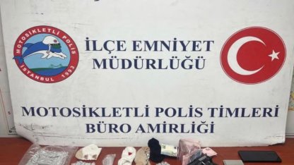 Bahçelievler'de otomobilinde çoraplara gizlenmiş uyuşturucu bulunan zanlı gözaltına alındı