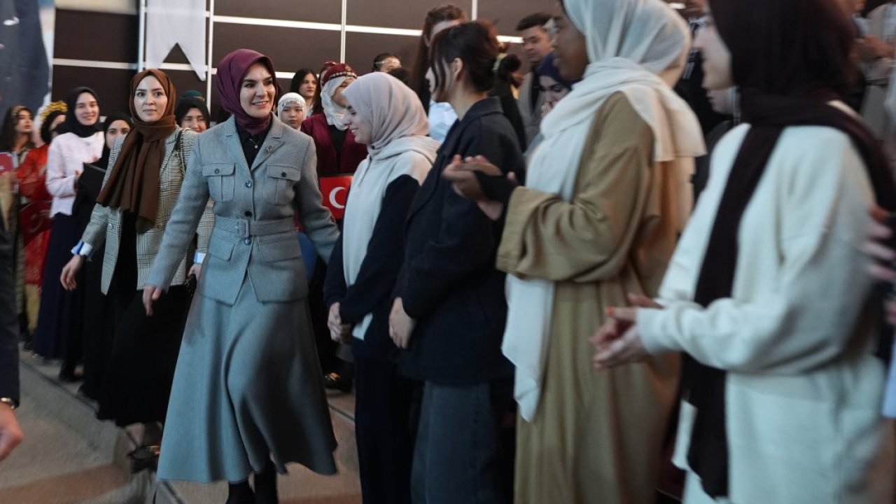 Bakan Göktaş, Uluslararası Milli İrade Kız Anadolu İmam Hatip Lisesi'nde öğrencilerle buluştu: