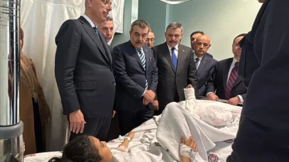 Bakanlar Kahramanmaraş'taki silahlı saldırıda yaralananları ziyaret etti