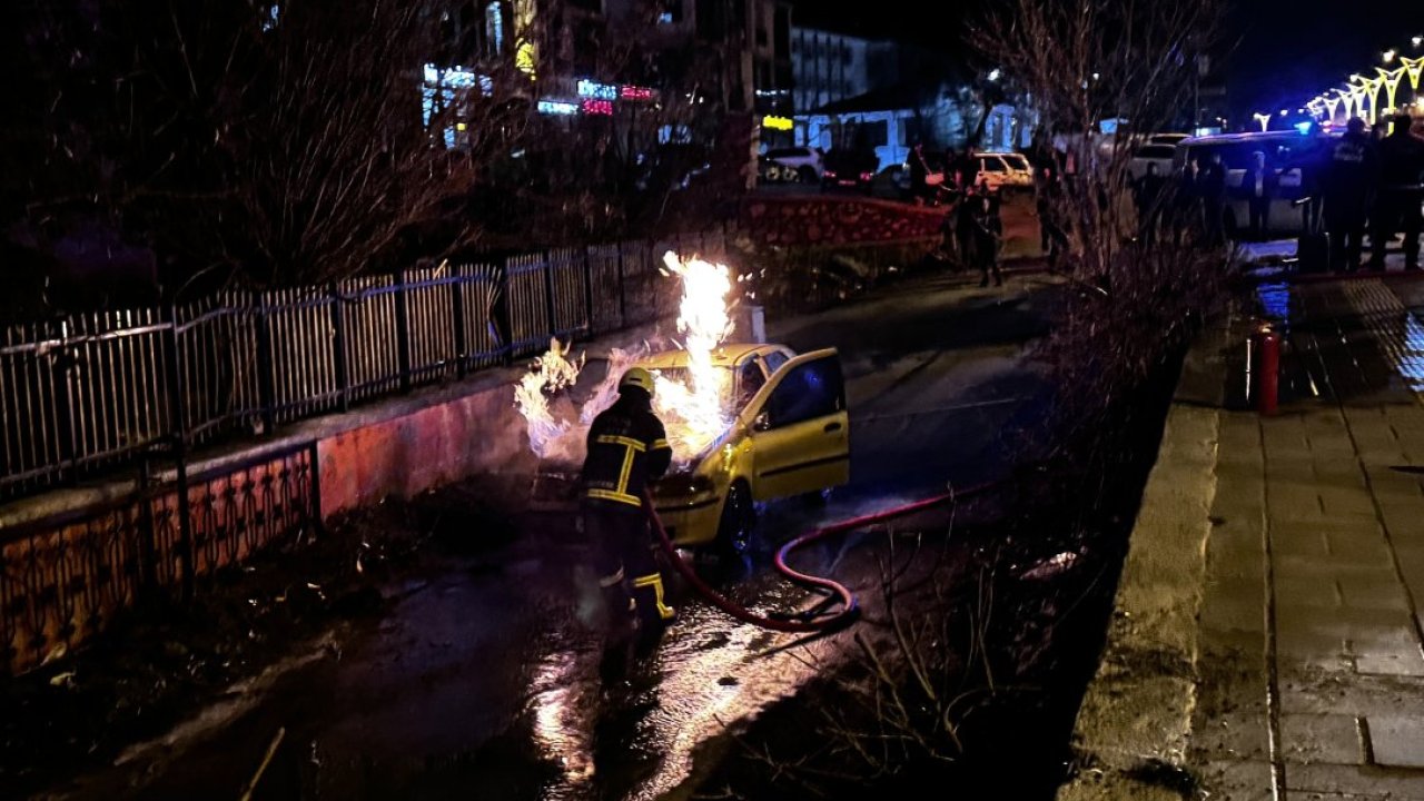 Bitlis'te seyir halindeki otomobil yandı