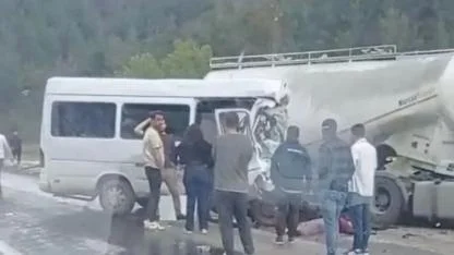 Burdur'da feci kaza: Minibüsle beton mikseri çarpıştı, 7 ölü!