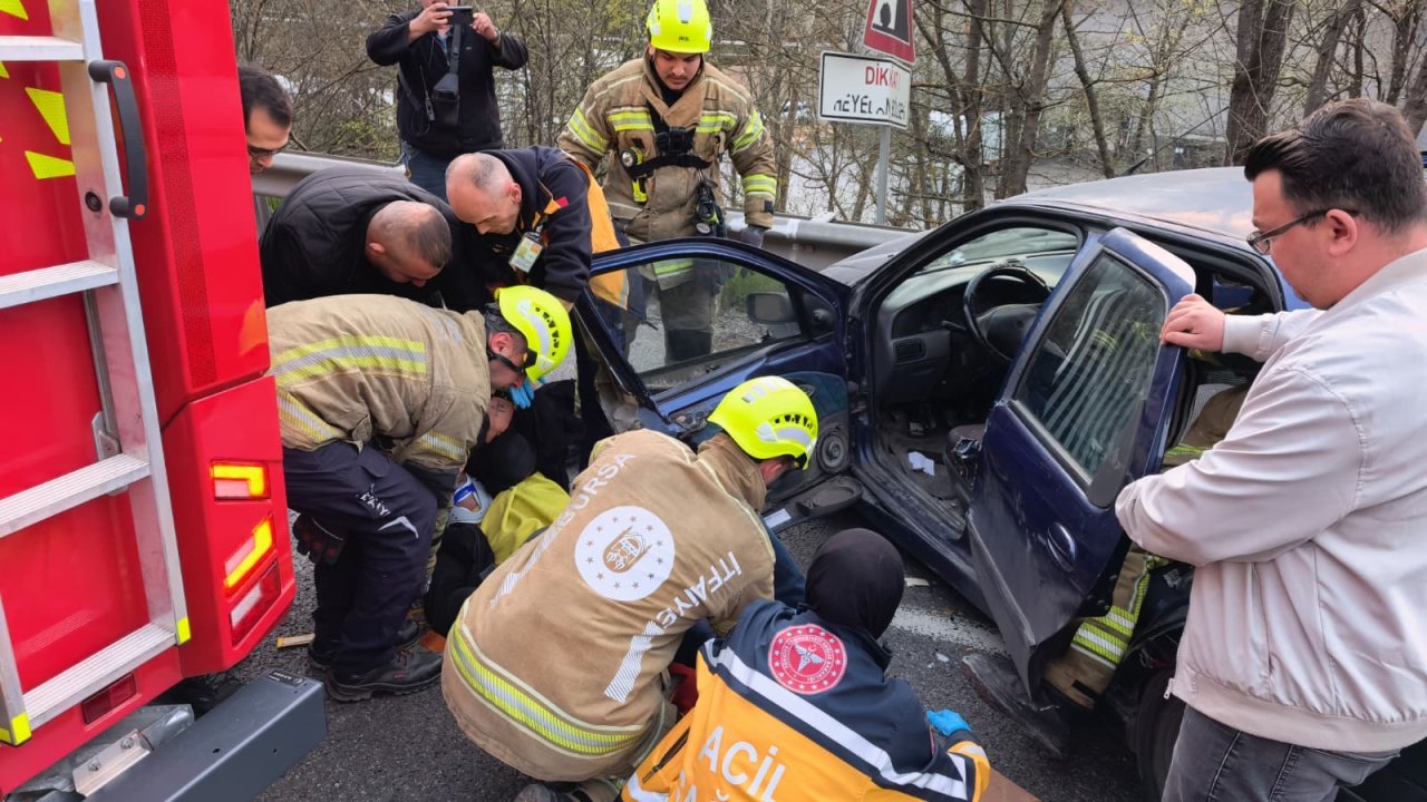 Bursa'da bariyere çarpan otomobildeki 2 kişi yaralandı