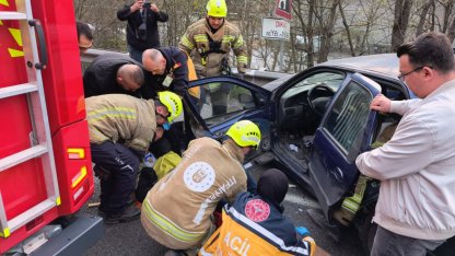 Bursa'da bariyere çarpan otomobildeki 2 kişi yaralandı