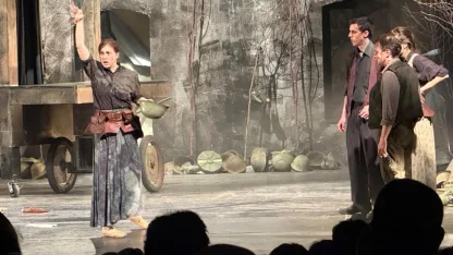 Bursa'da "Cesaret Ana ve Çocukları" oyunu sahnelendi