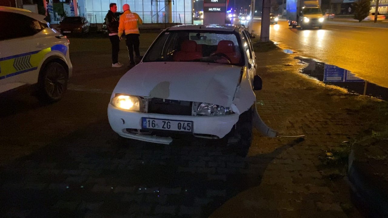 Bursa'da düşürdüğü telefonunu almak isteyen yayaya otomobilin çarpma anı kamerada