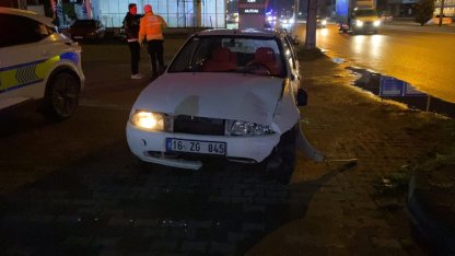 Bursa'da düşürdüğü telefonunu almak isteyen yayaya otomobilin çarpma anı kamerada