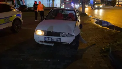 Bursa'da düşürdüğü telefonunu almak isteyen yayaya otomobilin çarpma anı kamerada