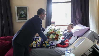 CHP Genel Başkanı Özel, şair ve yazar Ahmet Telli'yi ziyaret etti