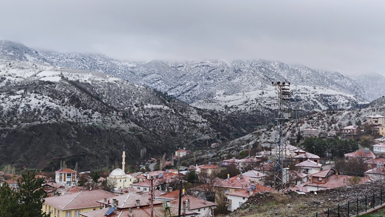 Çorum'un yüksek kesimlerine nisan ayında kar yağışı sürüyor