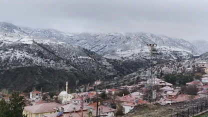 Çorum'un yüksek kesimlerine nisan ayında kar yağışı sürüyor