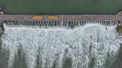 Diyarbakır'da su altında kalan tarım arazileri ve yol dronla görüntülendi