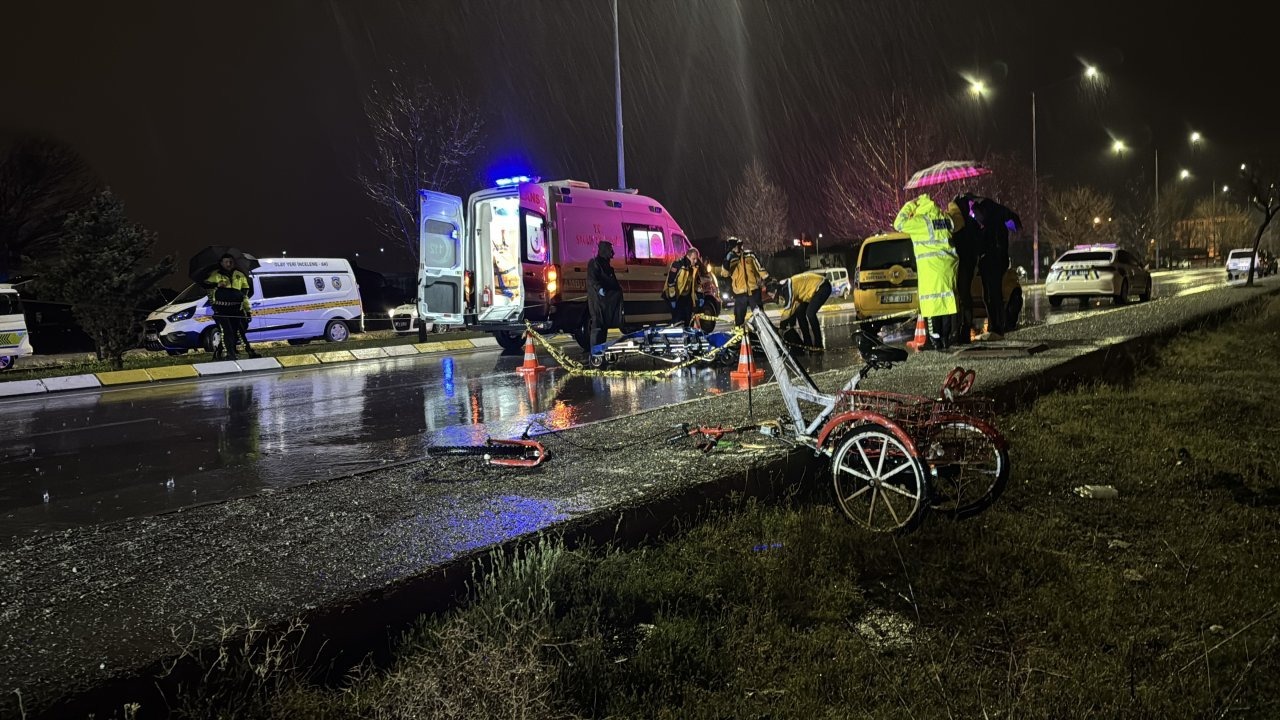 Erzincan'da 38 yaşındaki bisiklet sürücüsü taksiyle çarpışarak hayatını kaybetti