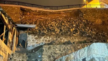 Erzurum İspir'de seyir terasının alt kısmında heyelan meydana geldi