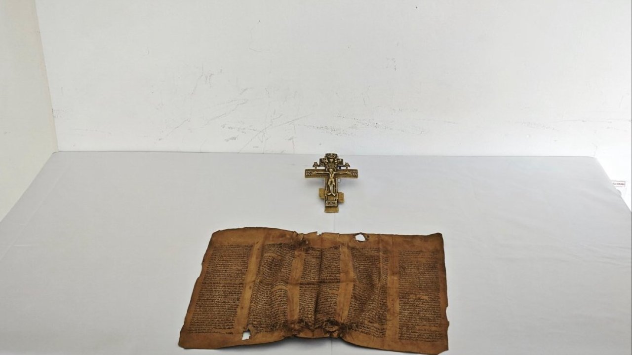 Erzurum'da Orta Çağ dönemine ait parşömen ve bronz haç ele geçirildi