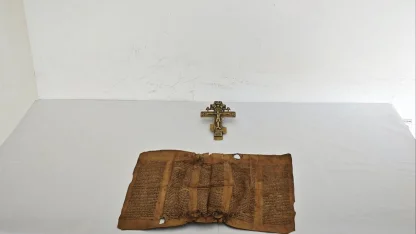 Erzurum'da Orta Çağ dönemine ait parşömen ve bronz haç ele geçirildi