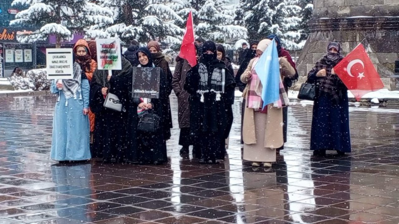 Erzurum'da sağlıkçılar kar altında 126. kez Gazze için yürüdü