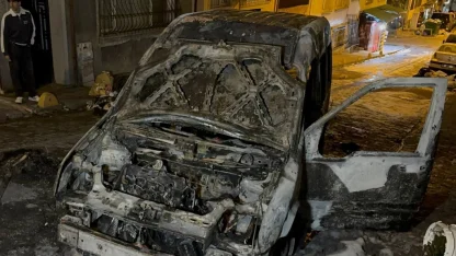 Fatih'te yanan hafif ticari araç kullanılamaz hale geldi