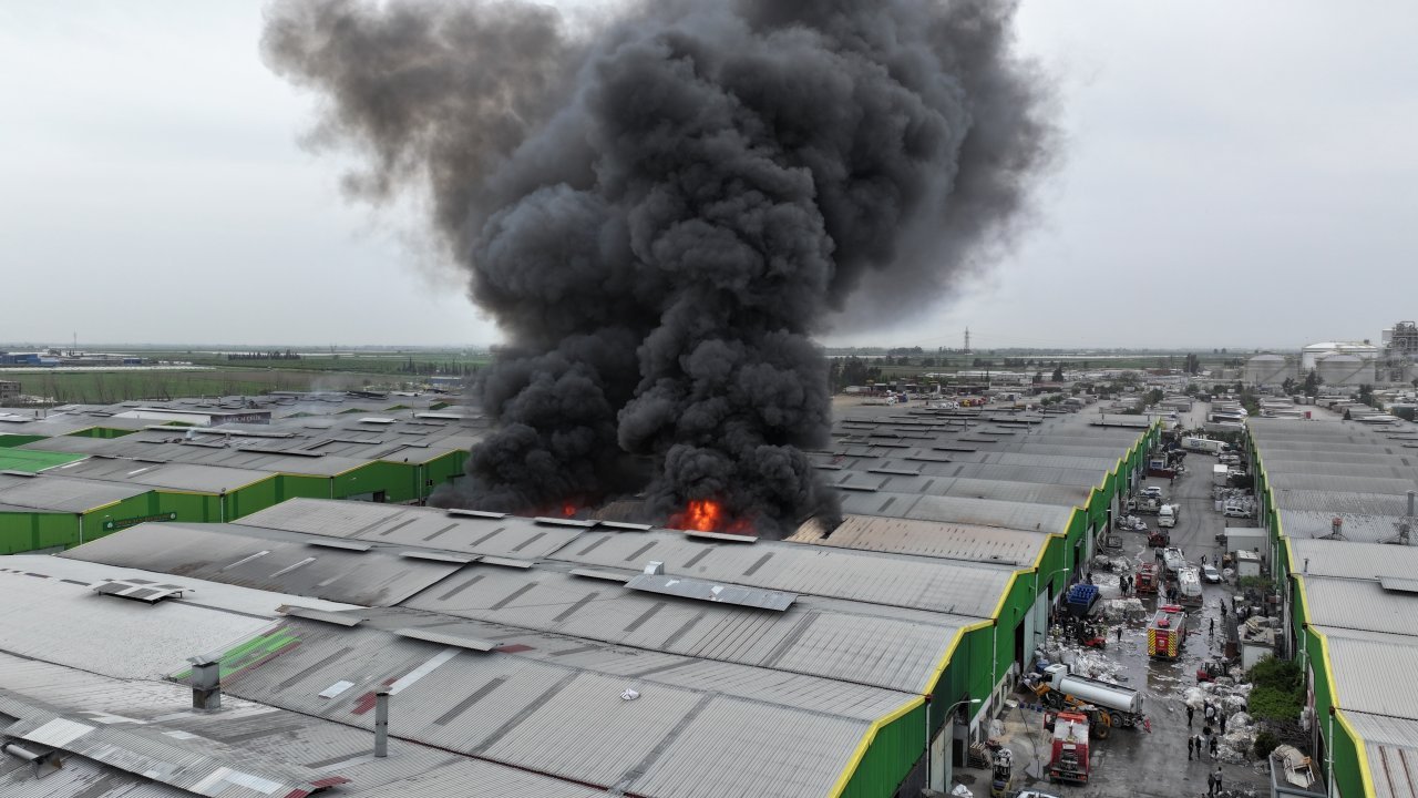 GÜNCELLEME 2 - Adana'da geri dönüşüm tesisinde çıkan yangın kontrol altına alındı